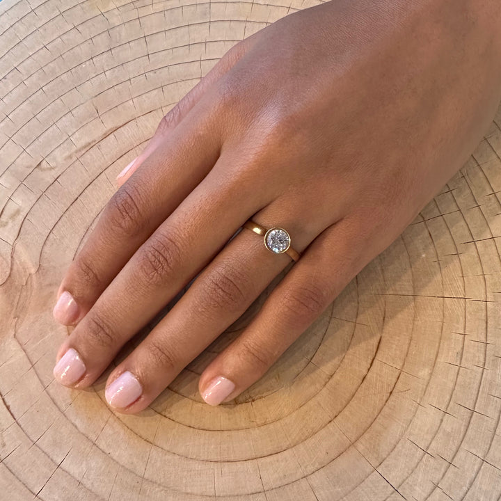 Smooth Yellow Gold Thin with Heritage Diamond