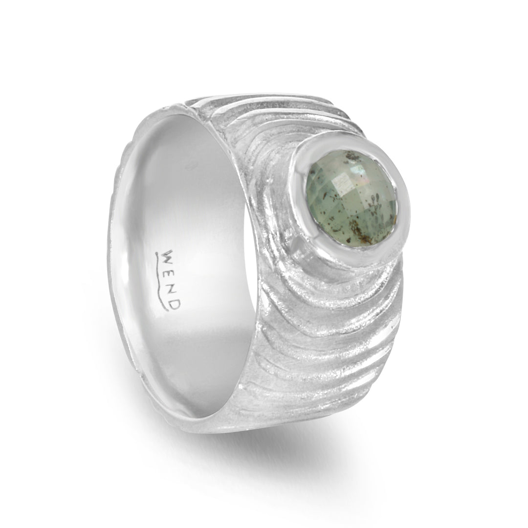 Douglas Fir White Gold Extra-Wide with Montana Sapphire